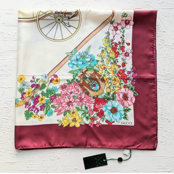 SOLD ELSEWHERE 🌴Gucci silk scarf - Picture 3 of 6